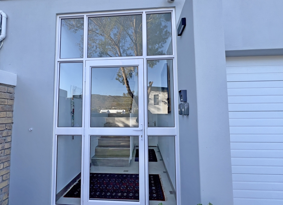 To Let 1 Bedroom Property for Rent in Clovelly Western Cape